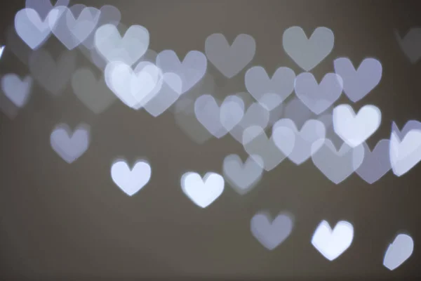 Vista Borrosa Hermosas Luces Forma Corazón Sobre Fondo Gris — Foto de Stock