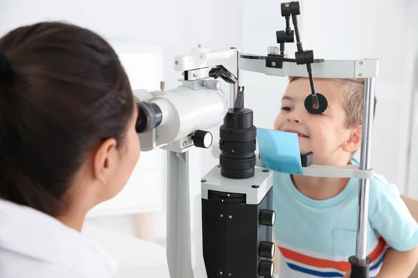 Children Doctor Examining Little Boy Ophthalmic Equipment Clinic — Stock Photo, Image