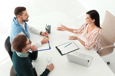 Başvuru sahipleriyle iş görüşmesi yapan insan kaynakları yöneticisi