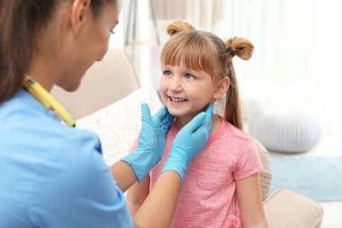 Çocuk ziyaret küçük kız evde Doktor