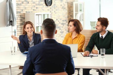 İnsan kaynakları başvuru Office ile iletken iş görüşmesi komisyon