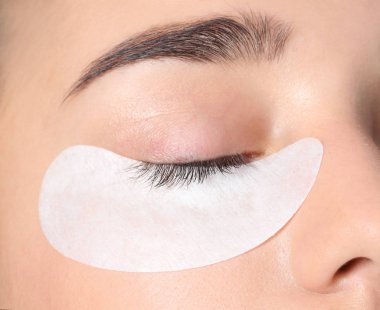 Kirpik uzatma prosedüründen geçen genç kadın, yakın plan.