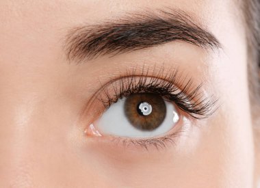 Güzel kirpik, closeup görünümü olan kadın