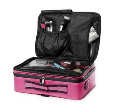 Makyaj ürünleri ve beyaz arka plan üzerinde güzellik aksesuarları ile şık durum