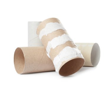 Beyaz arkaplanda boş tuvalet kağıdı ruloları