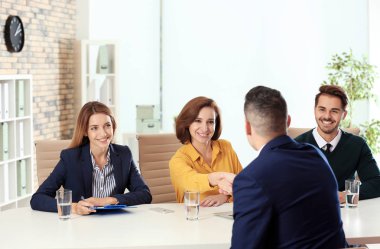 İnsan kaynakları yöneticisi el işinden önce başvuru ile ofiste röportaj