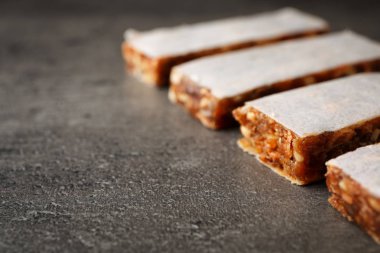 Lezzetli protein çubuğu gri masada. Metin için yer