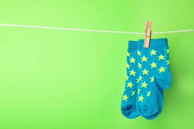 Çamaşırhane çizgi renk arka plan üzerinde şirin çocuk çorap. Metin için yer