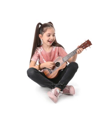Gitar, üzerinde beyaz izole çalmaya küçük neşeli kız