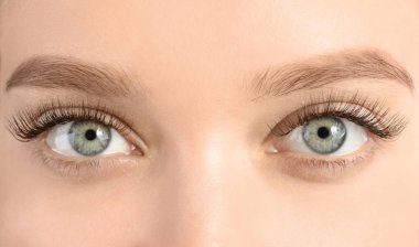 Güzel uzun kirpiklerini, closeup olan kadın. Uzantısı yordamı