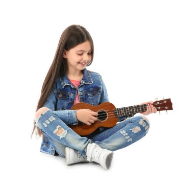 Gitar, üzerinde beyaz izole çalmaya küçük neşeli kız