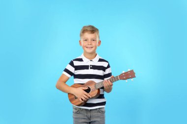 Renk arka plan üzerinde gitar çalmak küçük çocuk portresi