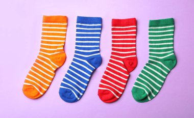 Şirin çocuk çorap renk arka plan, üstten görünüm