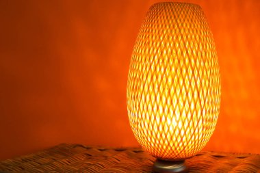 Modern lamba hasır göğüs renkli bir arka plana dayanır. Metin için yer