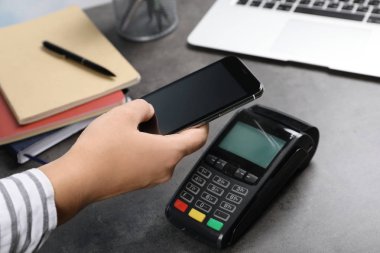 Masada smartphone ile temassız ödeme için istimal ölümcül kadın