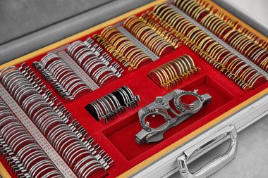 Dava ile deneme mercek masada, closeup ayarla. Göz tetkikleri