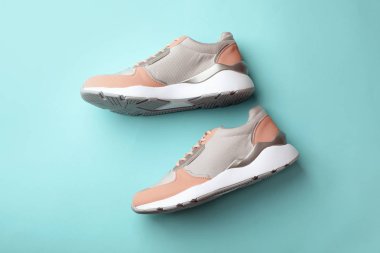 Çift renk arka plan, üstten görünüm üzerinde şık spor ayakkabı