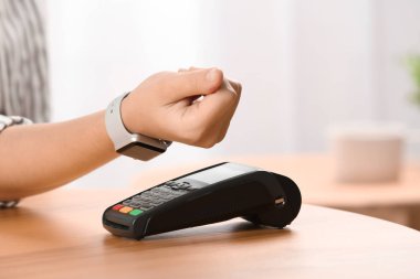 Akıllı saati kapalı olan temassız ödeme için istimal ölümcül kadın