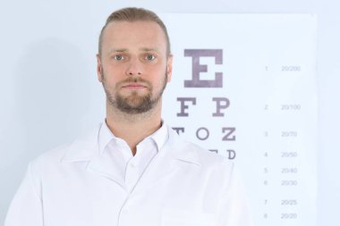 Erkek çocuk Doktor hastanede göz grafik yakınındaki