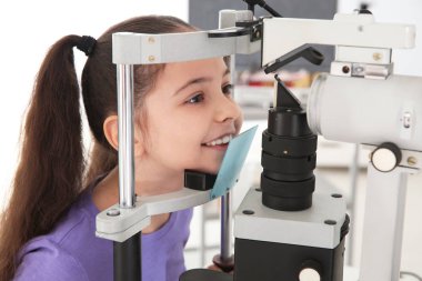 Küçük kız çocuk Doktor Kliniği ziyaret. Göz tetkikleri