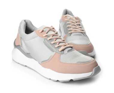 Beyaz arka planda şık bir çift spor ayakkabı.