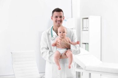 Çocuk doktoru ile hastanede şirin bebek