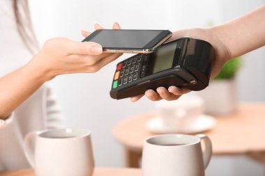 Kafede smartphone ile temassız ödeme için istimal ölümcül kadın