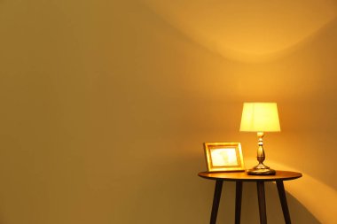 Modern lamba renk arka plan karşı masada. Metin için yer