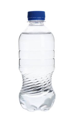 Beyaz arka plan üzerinde temiz su ile plastik şişe