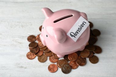 Word emeklilik ile Piggy banka ve sikkeler üzerinde tablo