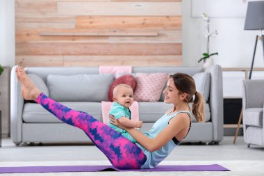 Genç sportif kadın oğluyla evde egzersiz yapmak. Fitness eğitimi