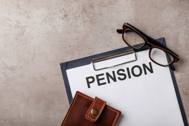 Word Pension, m-cüzdan ve gözlük masada, üstten görünüm kağıt. Metin için yer