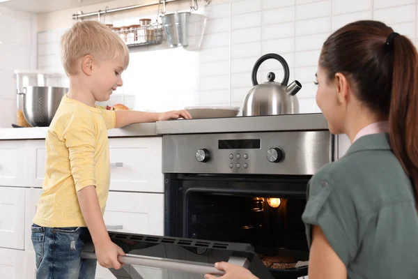 Giovane Donna Suo Figlio Cottura Biscotti Forno Casa — Foto Stock