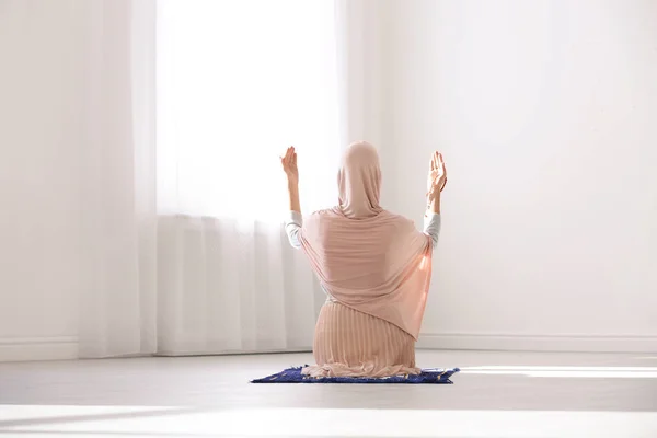 히잡을 이슬람 여성이 실내에서 기도를 — 스톡 사진