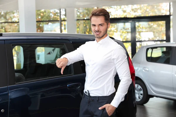 Joven Cerca Coche Nuevo Concesionaria — Foto de Stock