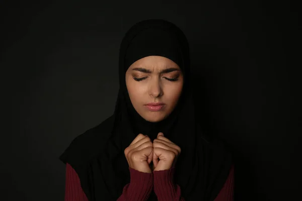 Porträtt Sorgliga Muslimsk Kvinna Hijab Mörk Bakgrund — Stockfoto