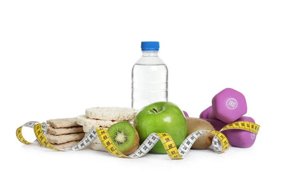 健康的食物 测量磁带和哑铃在白色背景 减肥的概念 — 图库照片