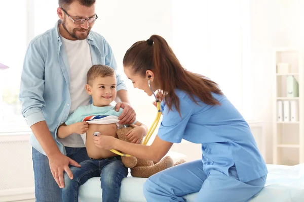 Médecin Des Enfants Examinant Petit Garçon Avec Stéthoscope Hôpital — Photo