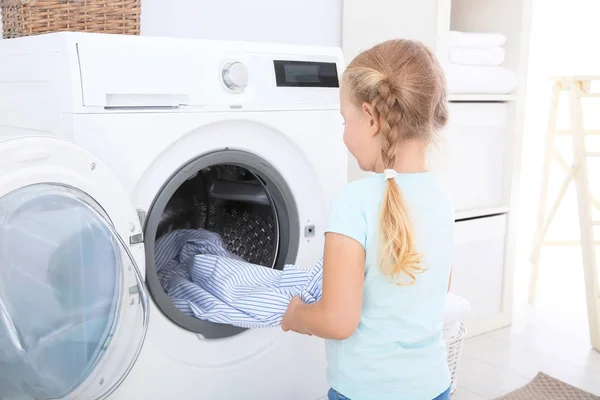 Sevimli Küçük Kız Evde Çamaşır — Stok fotoğraf