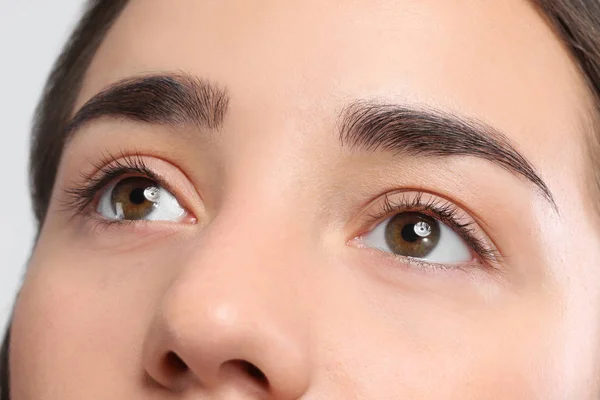 Ung Kvinna Med Vackra Naturliga Ögonfransar Närbild Visa — Stockfoto