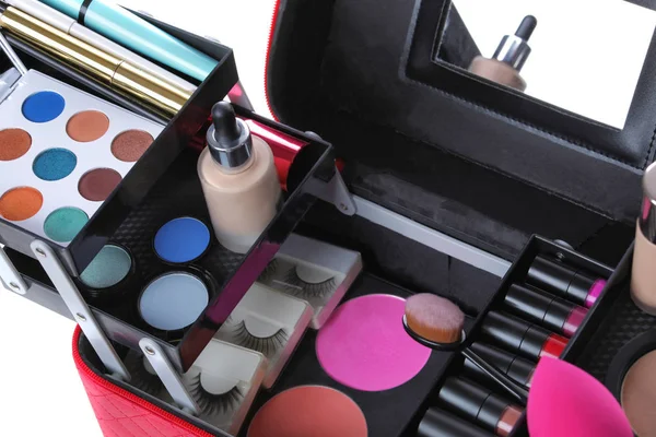 Stylowe Miejsce Przypadku Produktów Makijażu Akcesoria Kosmetyczne Białym Tle Zbliżenie — Zdjęcie stockowe