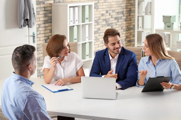 Comissão Recursos Humanos Realizando Entrevista Emprego Com Candidato Cargo — Fotografia de Stock