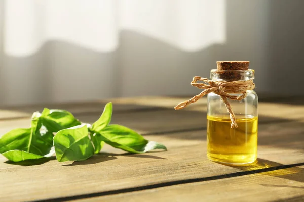 Fles Van Essentiële Basilicumolie Tafel Tegen Onscherpe Achtergrond Ruimte Voor — Stockfoto