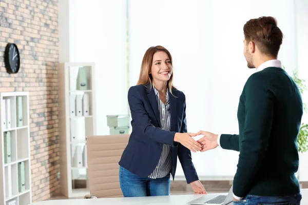 Gerente Recursos Humanos Estrechando Mano Con Solicitante Antes Entrevista Trabajo — Foto de Stock