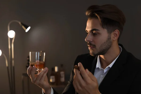 Jeune Homme Avec Verre Whisky Cigare Maison — Photo