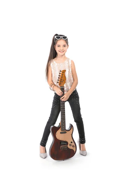 Liten Söt Tjej Mammas Skor Med Gitarr Isolerad Vit — Stockfoto