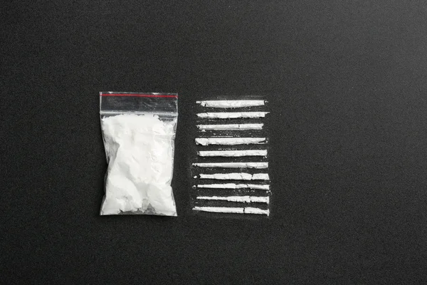 Composición Plana Con Polvo Cocaína Sobre Fondo Negro Espacio Para — Foto de Stock