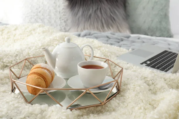 Vassoio Con Gustosa Colazione Laptop Sul Letto — Foto Stock