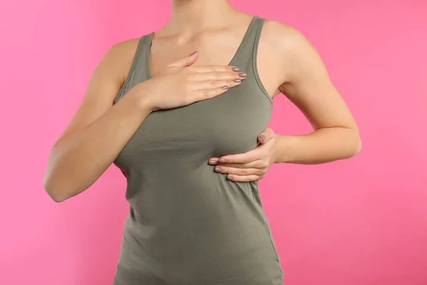 Γυναίκα Ελέγχοντας Στήθος Της Στο Χρώμα Φόντου Κοντινό Πλάνο — Φωτογραφία Αρχείου