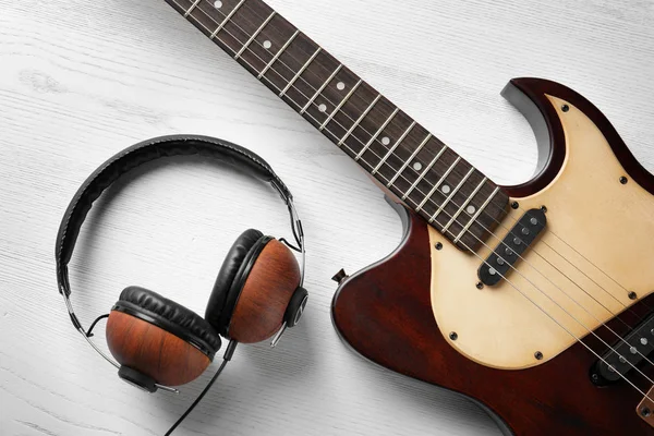 Guitarra Eléctrica Moderna Con Auriculares Sobre Fondo Madera Vista Superior —  Fotos de Stock